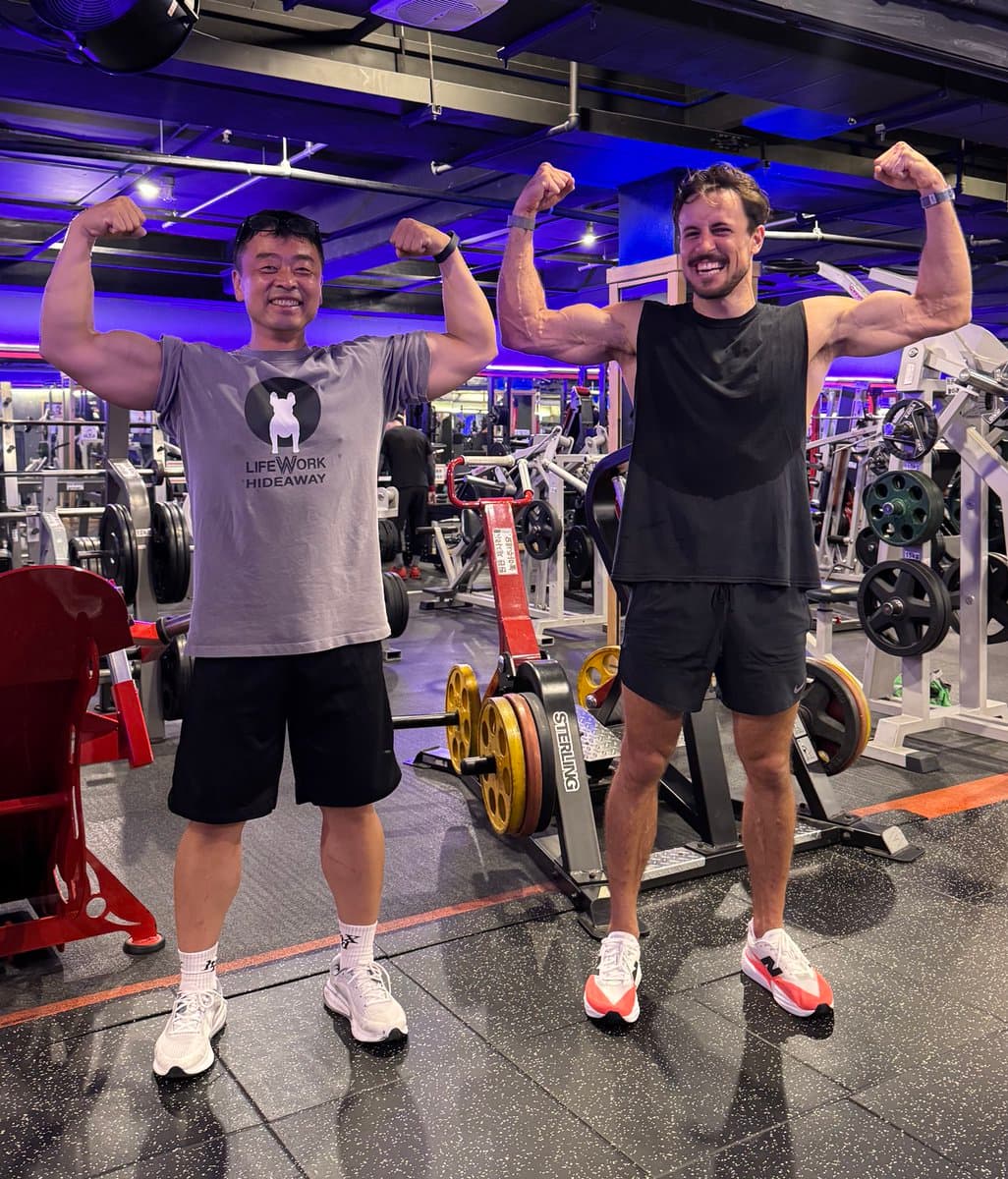 I found a Korean gym coach who trains me for free
